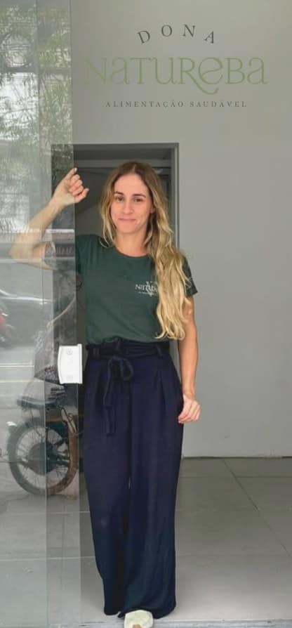 Julieane Fernandes, fundadora, na porta da loja Dona Natureba em Icaraí