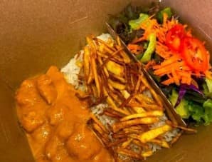 Marmita com strogonoff, arroz, batata palha e salada