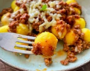 Nhoque com molho de carne moída e queijo