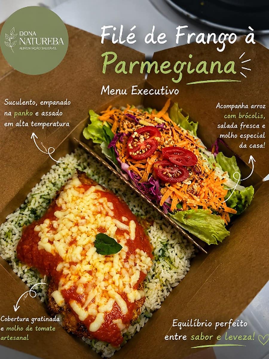 Filé de frango à parmegiana com arroz com brócolis e salada
